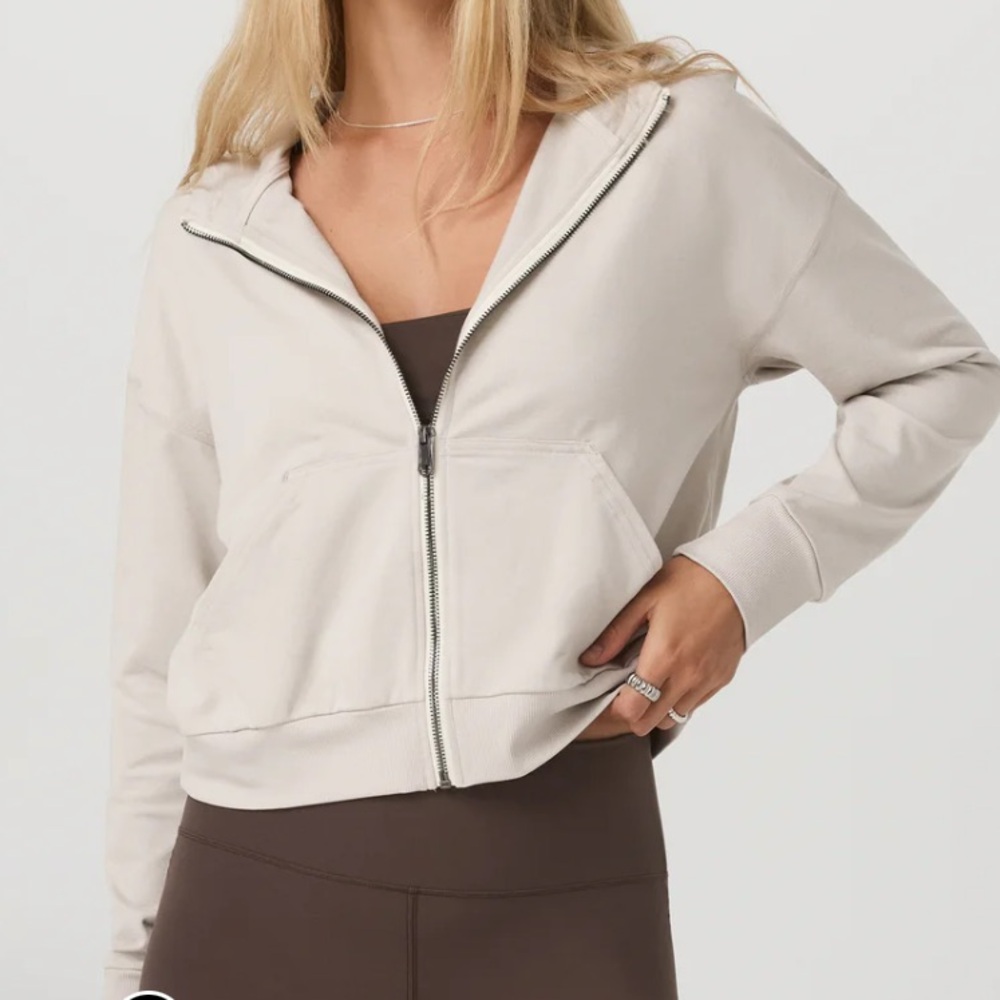 Vuori Halo Modern full zip hoodie.Ecru Heather size medium.